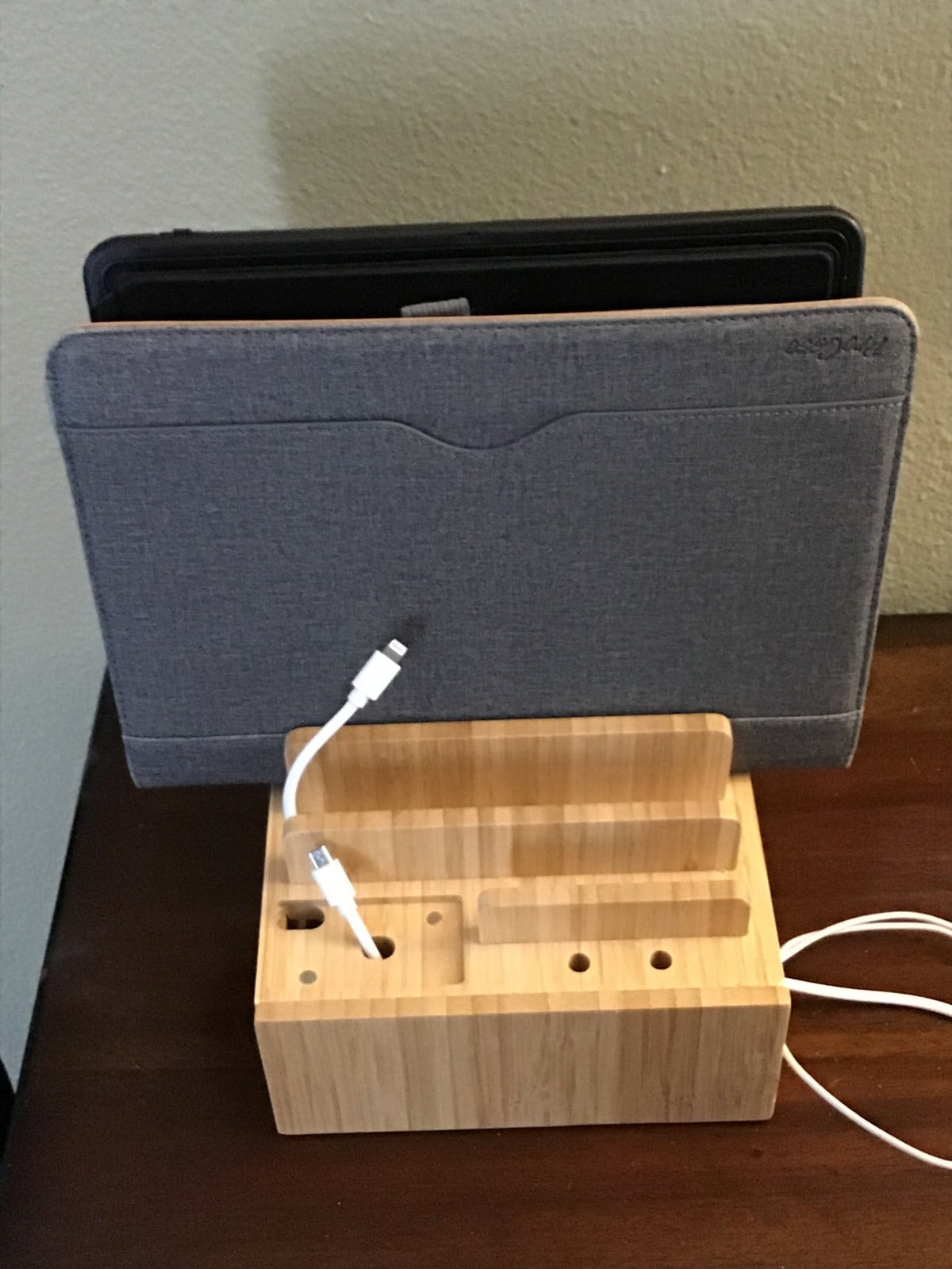 Tekavo™ | Bambus-Ladestation mit 5-Port-USB-Ladegerät und Kabelmanagement
